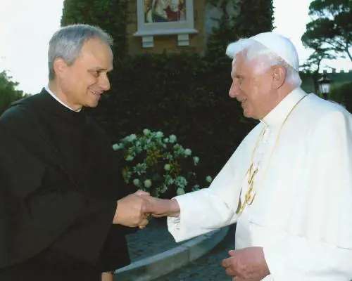 Il filo rosso tra Leone XIV e Benedetto XVI: il gesto che svela la vera eredità di papa Ratzinger