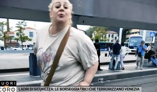 La borseggiatrice sputa addosso alla giornalista di Fuori dal Coro: ecco cosa è successo