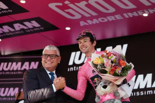 Il bimbo gli prende la crono per 24/100. Ma Roglic s'infila la maglia rosa