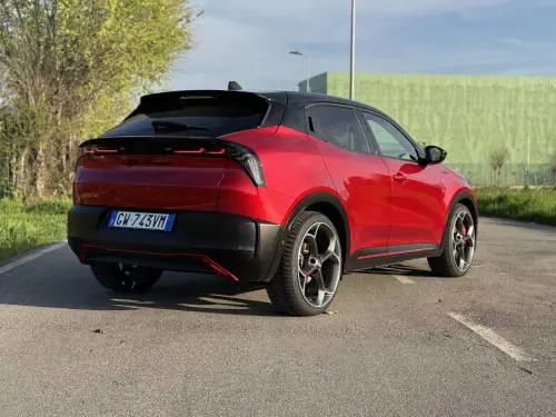 Alfa Romeo Junior Veloce: il video in pillore del crossover sportivo da 280 CV