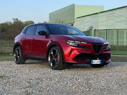 Alfa Romeo Junior Veloce: la gallery del crossover sportivo elettrico da 280 CV