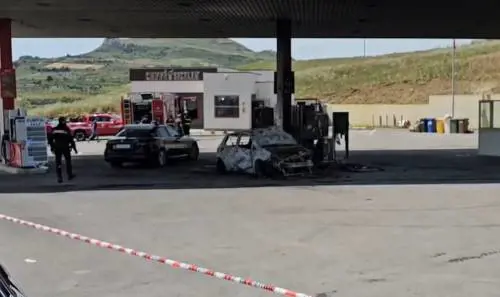 Orrore ad Agrigento: mamma di 5 figli muore carbonizzata mentre fa benzina al distributore