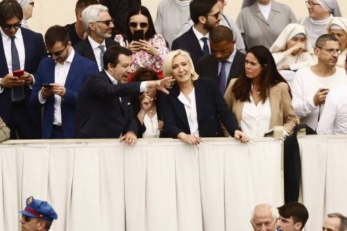 Salvini e Le Pen contro Macron. "Ambiguo al tavolo della pace"