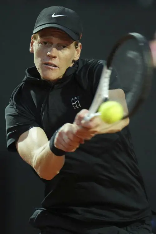 Sinner e i suoi fratelli. Il delirio per il tennis che sfida il pallone