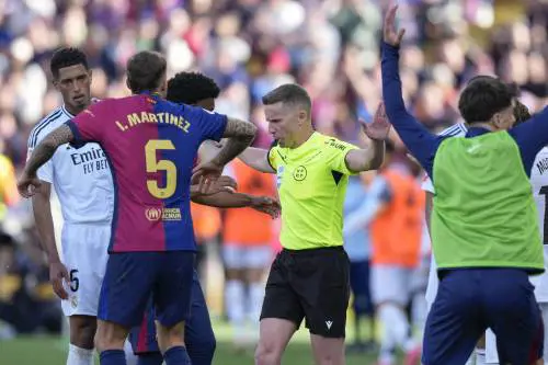 Barça-Real, spettacolo pazzesco. Ma povero arbitro