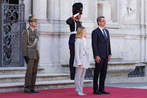 Migranti, accordo Italia-Grecia. Meloni: "Insieme per consolidare cambio approccio Ue"