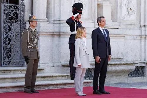 Migranti, accordo Italia-Grecia. Meloni: "Insieme per consolidare cambio approccio Ue"