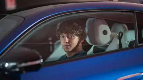 Kimi Antonelli torna a scuola con la sua nuova supercar: ecco la reazione dei compagni