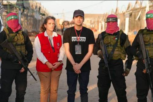 La prima foto di Idan Alexander dopo la liberazione (fonte: Al Jazeera)