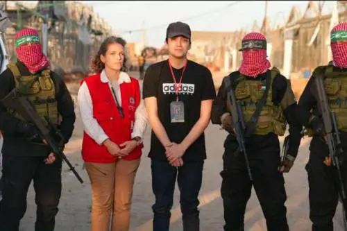 La prima foto di Idan Alexander dopo la liberazione (fonte: Al Jazeera)
