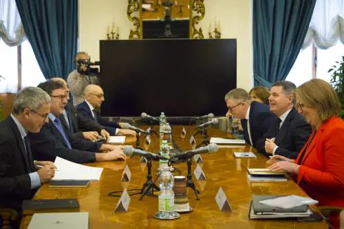 Dombrovskis in pressing: "Italia ratifichi il Mes". Ma Giorgetti avverte: "Parlamento è sovrano"