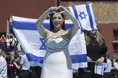 Chi è Yuval Raphael, la cantante israeliana che si salvò fingendosi morta