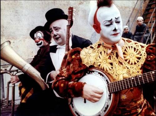 https://img.ilgcdn.com/sites/default/files/styles/md/public/foto/2025/05/13/1747108867-i-clowns-fellini-3.jpg?_=1747108867