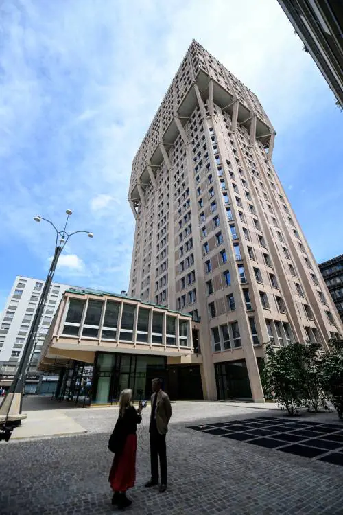 Dopo il restauro la Torre Velasca si colora di rosa