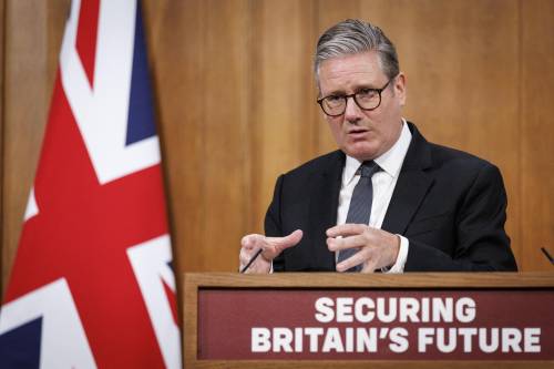 https://img.ilgcdn.com/sites/default/files/styles/md/public/foto/2025/05/13/1747120536-starmer.jpg?_=1747120536