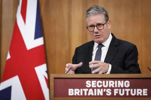 Poco carismatico e leader "popolare": chi è Keir Starmer, il primo ministro del Regno Unito