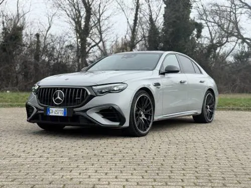 Mercedes-AMG E 53 Hybrid 4MATIC+: potenza, lusso e sportività in una berlina tuttofare