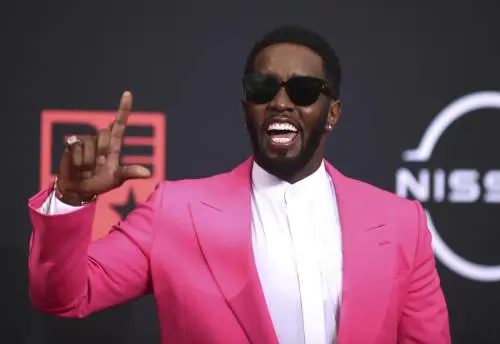 Iniziato il processo a P. Diddy, il rapper in aula con i figli. La difesa: "Vogliono fare soldi sulla sua pelle"