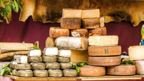 "Inquina l'ambiente". I talebani green dichiarano guerra pure al formaggio