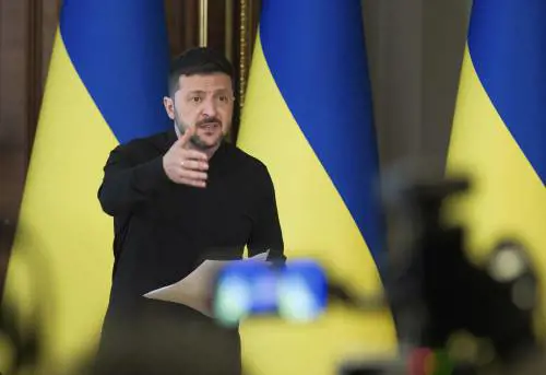 Putin attacca l'Ue: "Sanzioni roba da deficienti". Zelensky: "Trump lo costringerà al tavolo"