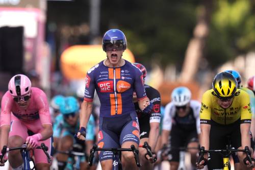 Giro d’Italia, il pubblico torna protagonista: a Lecce Munoz sfiora l’impresa, Pedersen a terra