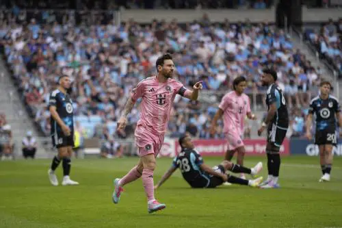 Il gol più bello di Messi diventa un quadro: asta di beneficenza da Christie’s (con l’incognita A.I.)