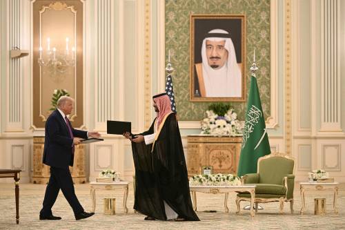 Trump a Riad: armi e affari. I piani su Gaza, Siria e Iran