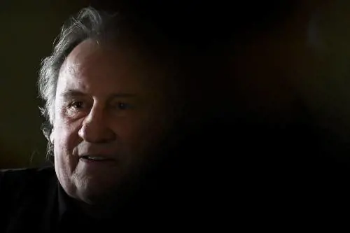 Depardieu colpevole. "Abusi su due donne. Criminale sessuale"