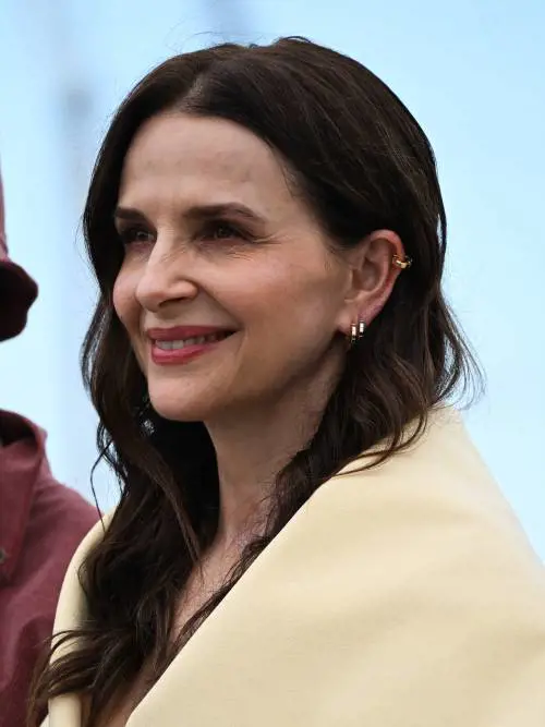 È subito politica. Imbarazzo all’apertura