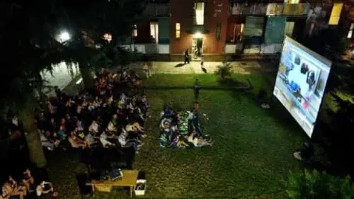 Colpo al Giambellino. "Rubato" il cinema che animava l'estate dei cortili popolari