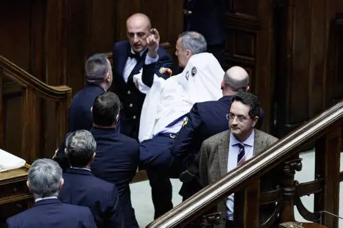 Un fantasma appare alla Camera e si avvicina a Meloni: ecco lo show di Magi