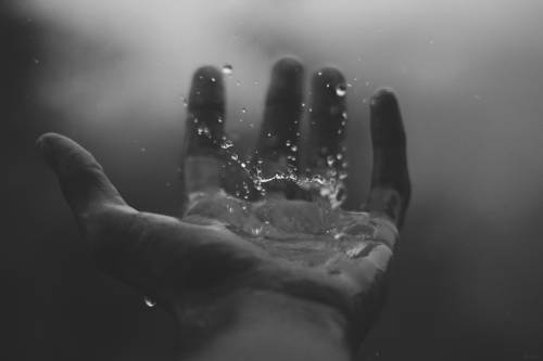 https://img.ilgcdn.com/sites/default/files/styles/md/public/foto/2025/05/14/1747237865-mano-acqua.jpg?_=1747237865