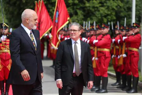 Viaggio di Starmer in Albania: così ufficializza la "linea Meloni" sui migranti