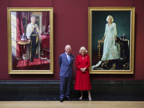 "Un mostro a due teste". Bufera sui nuovi ritratti di Carlo e Camilla
