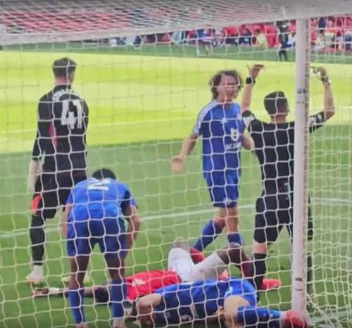 Lo scontro col palo, l'operazione d'urgenza e il coma: paura in campo per il calciatore