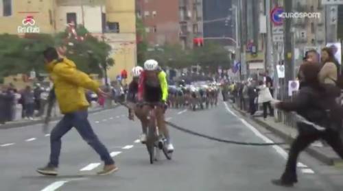 "Sono sbucati…". Agguato dei ProPal ai ciclisti: rischiata la tragedia al Giro d "Sono sbucati…". Agguato dei ProPal ai ciclisti: rischiata la tragedia al Giro d