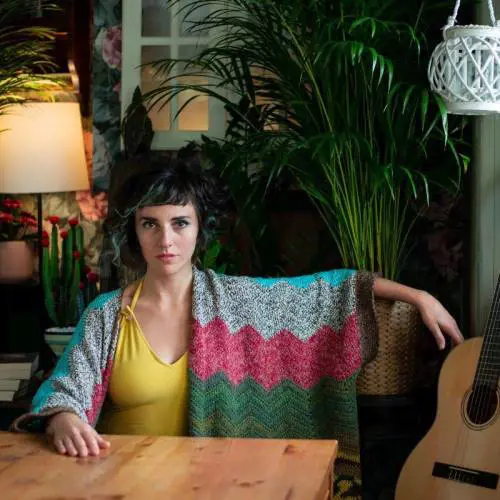 Il canto libero di un'artista che non conosce confini