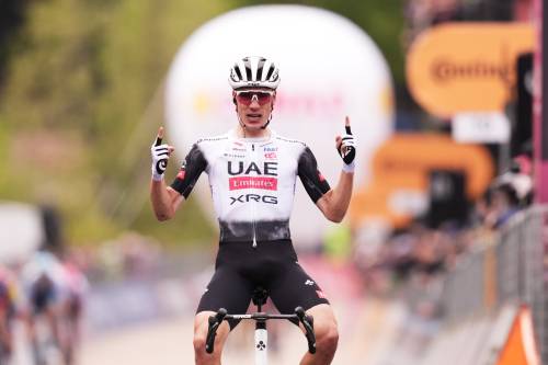 Giro d’Italia, primi verdetti. Zampata di Ayuso, Roglic in rosa ma senza convincere