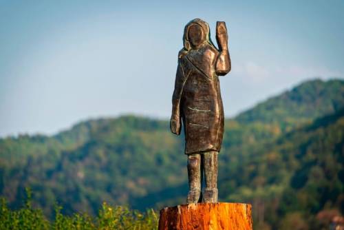 https://img.ilgcdn.com/sites/default/files/styles/md/public/foto/2025/05/17/1747474646-statua-melania-trump-slovenia.jpeg?_=1747474646