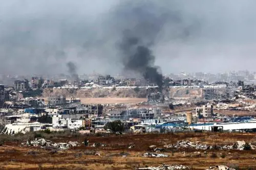 Bombardamenti israeliani ed esplosioni a Gaza. Tajani: "Basta attacchi"