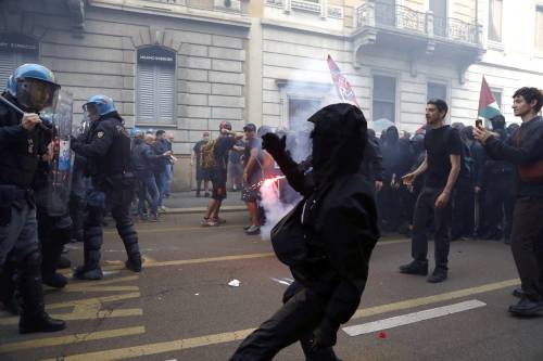Manifestazione contro il "Remigration Summit": scontri con la polizia a Milano