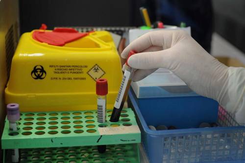 https://img.ilgcdn.com/sites/default/files/styles/md/public/foto/2025/05/17/laboratorio_analisi_sangue_Fg_3-5-3459520696.jpg?_=1747476003