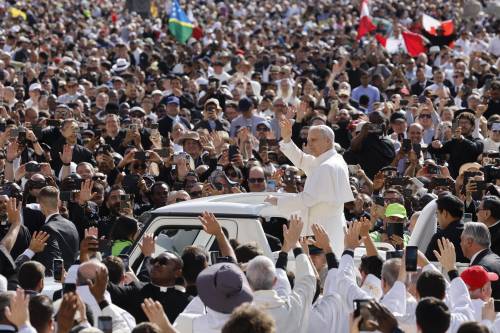 Leone XIV in piazza San Pietro con la papamobile, ad attenderlo migliaia di fedeli Leone XIV in piazza San Pietro con la papamobile, ad attenderlo migliaia di fedeli