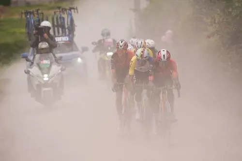 Giro d’Italia, rivoluzione strade bianche. Crisi Roglic, Van Aert vince, Del Toro in rosa