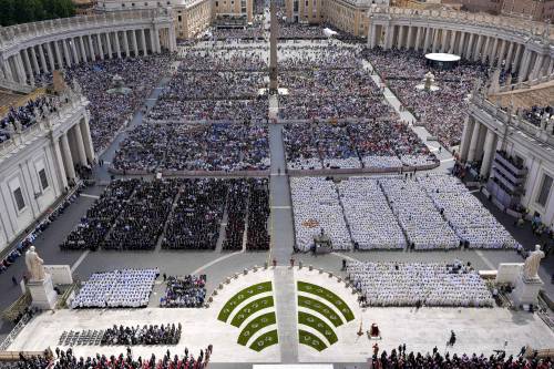 Peruviani e americani invadono la piazza. Tra i fedeli è già una star