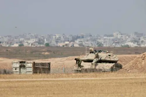 Tank a Gaza, dialogo a Doha. E Israele sblocca gli aiuti