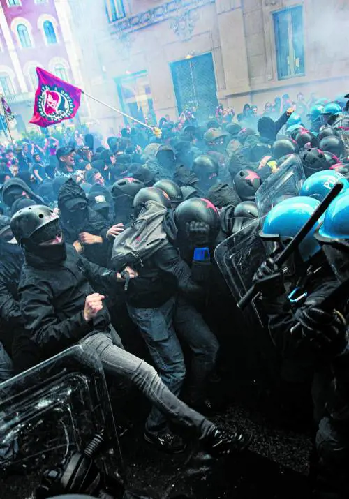 La Digos al lavoro sui filmati degli scontri. Antagonisti accusati di resistenza e lanci