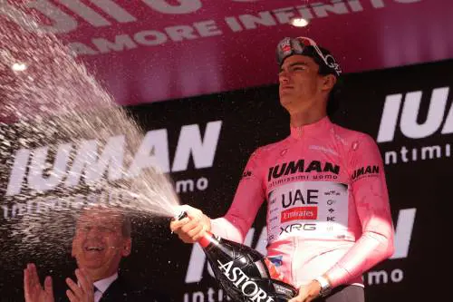 Van Aert vince il "palio" di Siena, Del Toro primo messicano in rosa