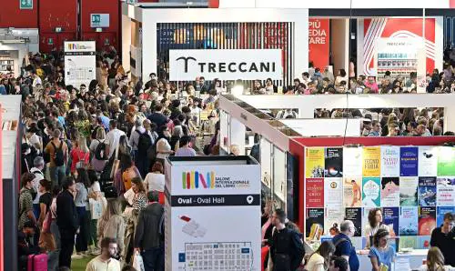 Il Salone dei Miracoli. Fa vendere i libri, entrare i marziani e perfino riunire il Pd