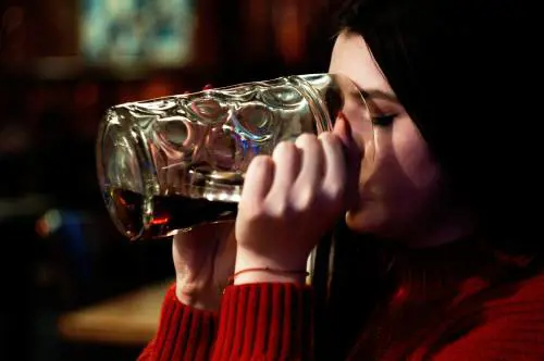 Abbuffate alcoliche, è boom tra giovani